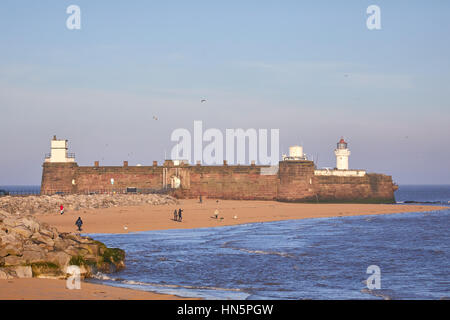 Liverpool Bucht Sonnenaufgang in New Brighton Fort Perch Rock und Leuchtturm Meer Promenade in Wallasey, Merseyside, Wirral, England, UK. Stockfoto