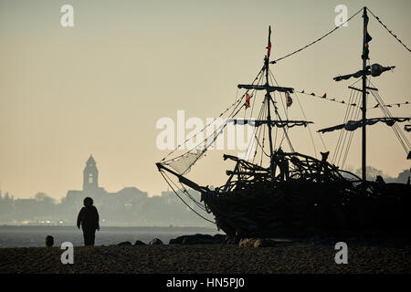 Liverpool Bucht Sonnenaufgang in New Brighton Strand mit, die ein Treibholz Kinder Spiel Piraten Schiff namens Black Pearl-Design des Künstlers Frank Lund Stockfoto