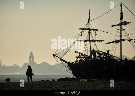 Liverpool Bucht Sonnenaufgang in New Brighton Strand mit, die ein Treibholz Kinder Spiel Piraten Schiff namens Black Pearl-Design des Künstlers Frank Lund Stockfoto