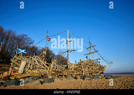 Liverpool Bucht Sonnenaufgang in New Brighton Strand mit, die ein Treibholz Kinder Spiel Piraten Schiff namens Black Pearl-Design des Künstlers Frank Lund in Walla Stockfoto