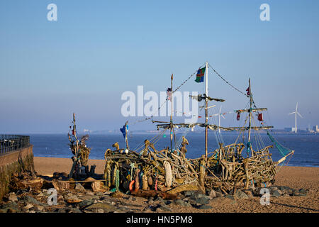 Liverpool Bucht Sonnenaufgang in New Brighton Strand mit, die ein Treibholz Kinder Spiel Piraten Schiff namens Black Pearl-Design des Künstlers Frank Lund in Walla Stockfoto