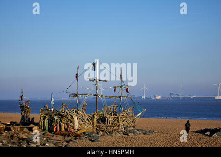 Liverpool Bucht Sonnenaufgang in New Brighton Strand mit, die ein Treibholz Kinder Spiel Piraten Schiff namens Black Pearl-Design des Künstlers Frank Lund in Walla Stockfoto