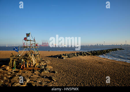 Liverpool Bucht Sonnenaufgang in New Brighton Strand mit, die ein Treibholz Kinder Spiel Piraten Schiff namens Black Pearl-Design des Künstlers Frank Lund in Walla Stockfoto