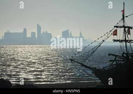 Liverpool Bucht Sonnenaufgang in New Brighton Strand mit, die ein Treibholz Kinder Spiel Piraten Schiff namens Black Pearl-Design des Künstlers Frank Lund Stockfoto