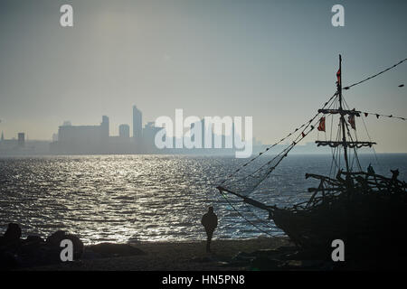 Liverpool Bucht Sonnenaufgang in New Brighton Strand mit, die ein Treibholz Kinder Spiel Piraten Schiff namens Black Pearl-Design des Künstlers Frank Lund Stockfoto