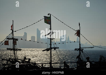 Liverpool Bucht Sonnenaufgang in New Brighton Strand mit, die ein Treibholz Kinder Spiel Piraten Schiff namens Black Pearl-Design des Künstlers Frank Lund Stockfoto