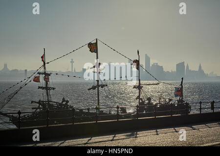 Liverpool Bucht Sonnenaufgang in New Brighton Strand mit, die ein Treibholz Kinder Spiel Piraten Schiff namens Black Pearl-Design des Künstlers Frank Lund Stockfoto