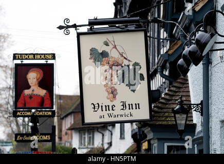 Rebe Inn und Tudor House Inn Schilder, Warwick, Warwickshire, UK Stockfoto