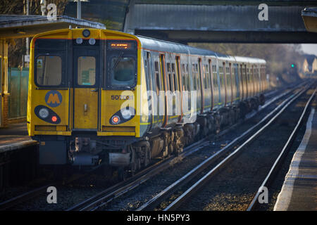 Klasse 507 508 EMU Stromschiene elektrische Merseyrail Pendler Schienennetz Hoylake Meols Bahnhof in Wallasey, Merseyside, Wirral, England, UK. Stockfoto