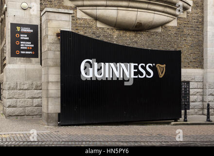 DUBLIN, Irland - 15. April 2015: Tor zum Guinness Storehouse Brauerei Besucherattraktion im Bereich St. James Gate von Dublin Stockfoto