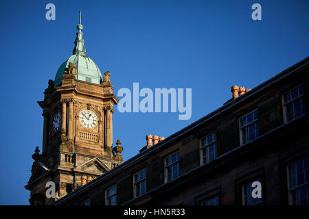 Blauer Himmel sonniger Tag am Uhrturm Birkenhead Wahrzeichen außen Rathauses in Hamilton Square in Wallasey, Merseyside, Wirral, England, UK. Stockfoto