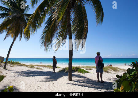 Touristen aus aller Welt genießen die feinen weißen Sandstrände von Varadero. Stockfoto