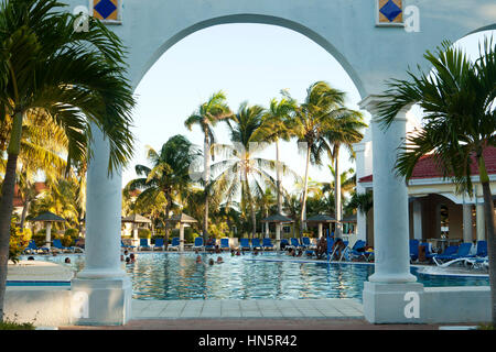 Touristen aus aller Welt genießen die feinen weißen Sandstrände von Varadero an das Iberostar Playa Alameda Hotel. Stockfoto