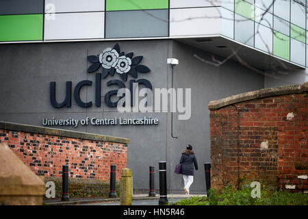 Schüler zu Fuß ins äußere Gebäude von der Preston Campus der UCLAN University of Central Lancashire in Preston, England, UK. Stockfoto