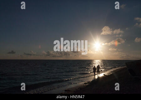 Touristen aus aller Welt genießen die feinen weißen Sandstrände von Varadero an das Iberostar Playa Alameda Hotel. Stockfoto