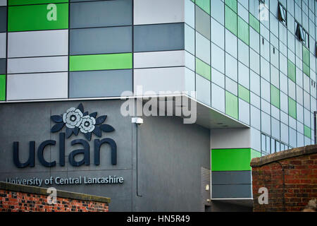 Schüler zu Fuß ins äußere Gebäude von der Preston Campus der UCLAN University of Central Lancashire in Preston, England, UK. Stockfoto