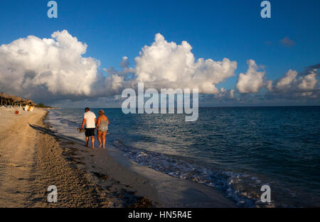 Touristen aus aller Welt genießen die feinen weißen Sandstrände von Varadero an das Iberostar Playa Alameda Hotel. Stockfoto