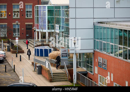 Schüler zu Fuß ins äußere Gebäude Medical Centre von der Preston Campus der UCLAN University of Central Lancashire in Preston, England, UK. Stockfoto