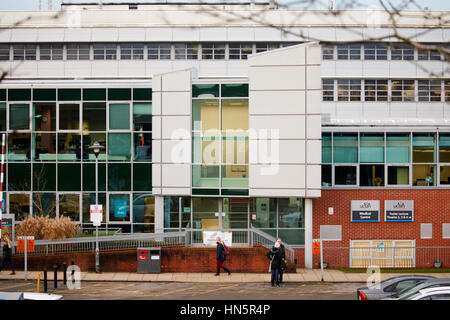 Schüler zu Fuß ins äußere Gebäude Medical Centre von der Preston Campus der UCLAN University of Central Lancashire in Preston, England, UK. Stockfoto