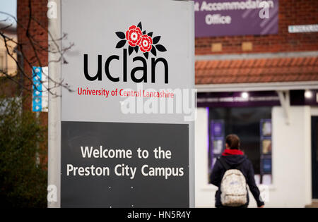 Schüler zu Fuß eine Willkommen zu Preston City Campus im medizinischen Zentrum von der Preston Campus der UCLAN University of Central Lancashire in Preston, En Stockfoto