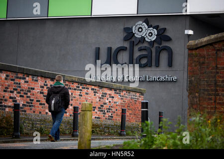 Schüler zu Fuß ins äußere Gebäude von der Preston Campus der UCLAN University of Central Lancashire in Preston, England, UK. Stockfoto