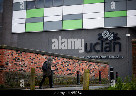 Schüler zu Fuß ins äußere Gebäude von der Preston Campus der UCLAN University of Central Lancashire in Preston, England, UK. Stockfoto