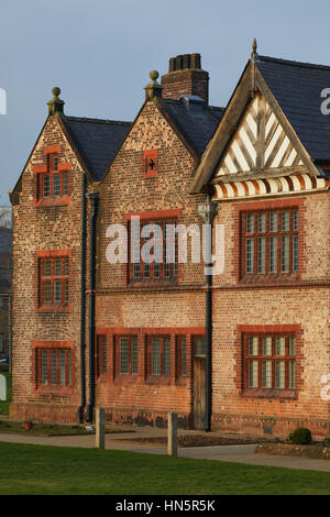 Blauer Himmel sonniger Tag am ehemaligen Herrenhaus für die Radclyffe Ordsall Hall historischen Haus und Geschichte Familienmuseum denkmalgeschützte Gebäude Stockfoto