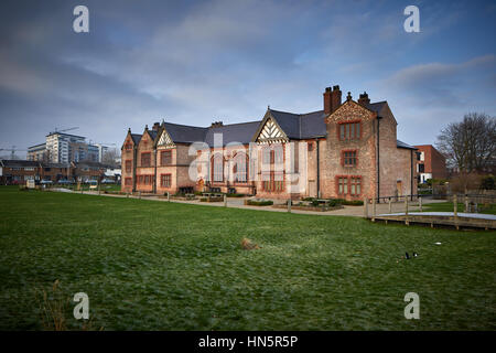 Blauer Himmel sonniger Tag am ehemaligen Herrenhaus für die Radclyffe Ordsall Hall historischen Haus und Geschichte Familienmuseum denkmalgeschützte Gebäude Stockfoto