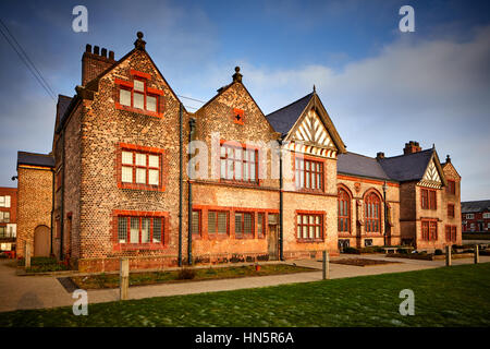 Blauer Himmel sonniger Tag am ehemaligen Herrenhaus für die Radclyffe Ordsall Hall historischen Haus und Geschichte Familienmuseum denkmalgeschützte Gebäude Stockfoto