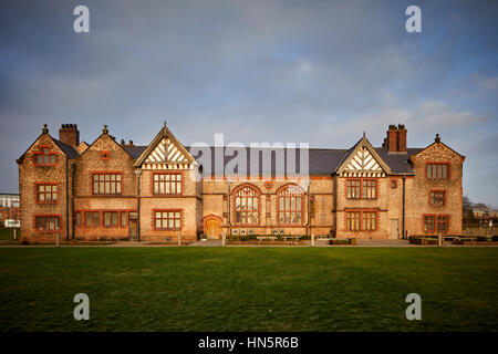 Blauer Himmel sonniger Tag am ehemaligen Herrenhaus für die Radclyffe Ordsall Hall historischen Haus und Geschichte Familienmuseum denkmalgeschützte Gebäude Stockfoto