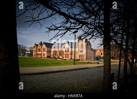 Blauer Himmel sonniger Tag am ehemaligen Herrenhaus für die Radclyffe Ordsall Hall historischen Haus und Geschichte Familienmuseum denkmalgeschützte Gebäude Stockfoto