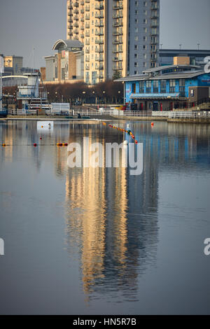 Salford Quays Regeneration Außenbereich des alten docks Einkaufszentrum Lowry Outlet Mall MediaCityUK widerspiegeln, in das Wasserbecken mit langen ref Stockfoto