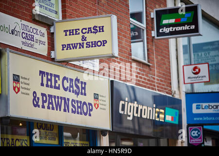 Außen in der Nähe der Shop Zeichen außerhalb der Bar & Pawn Shop registrieren Pfandleiher in Stadtzentrum Bolton, Lancashire, England, UK Stockfoto