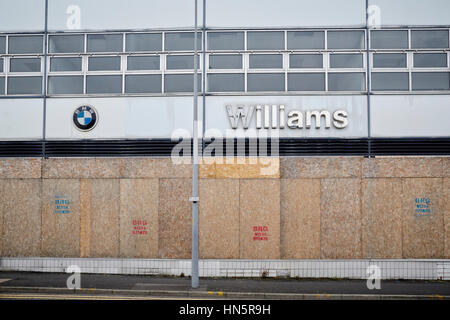 Ein geschlossener Überblick und bestiegen sie Windows von ex-BMW Autohaus für Williams in Bolton, Lancashire, England, UK Stockfoto