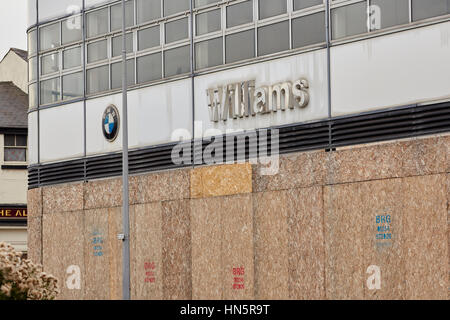 Ein geschlossener Überblick und bestiegen sie Windows von ex-BMW Autohaus für Williams in Bolton, Lancashire, England, UK Stockfoto