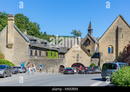 ORVAL, Belgien - 23. August 2016: Eingang berühmten Orval Abbey in den belgischen Ardennen. Das Kloster ist berühmt für seine Trappist Bier, Botanischer Garten und rui Stockfoto