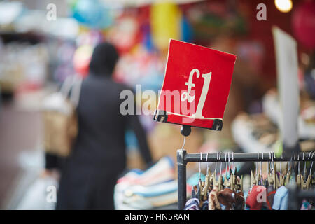 Billig zu kleiden und £1 Pfund-Zeichen auf einem Markt hängen stall unabhängige Einzelhändler auf Longsight Markt Manchester, England, UK Stockfoto