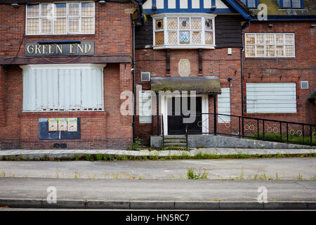 Außenseite des geschlossen und an Bord bis Windows Grün Ende eine großen Wahrzeichen Kneipe in Burgage, South Manchester, England, Vereinigtes Königreich, wird unten Bulldozern Stockfoto