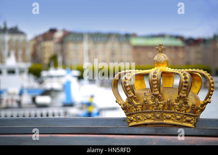 Skeppsholmsbron (Skeppsholm Brücke) mit goldenen Krone auf einer Brücke in Stockholm, Schweden Stockfoto