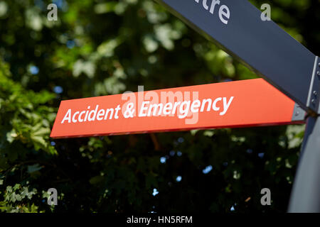 Rot NHS Manchester Royal Infirmary MRI Unfall und Notfall Krankenhaus Informationen Ziel Richtung Ziel zeigen A&E Zeichen Stockfoto