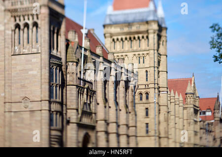 Sonnigen Tag große Wahrzeichen gotische äußere Gebäudeteil des Manchester University Campus, Whitworth Halle im Hauptkorridor A34 Oxford Road bus Stockfoto
