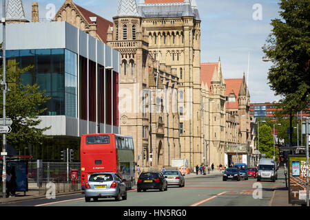 Sonnigen Tag große Wahrzeichen gotische äußere Gebäudeteil des Manchester University Campus, Whitworth Halle im Hauptkorridor A34 Oxford Road bus Stockfoto