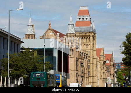 Sonnigen Tag große Wahrzeichen gotische äußere Gebäudeteil des Manchester University Campus, Whitworth Halle im Hauptkorridor A34 Oxford Road bus Stockfoto