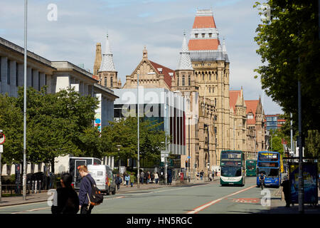 Sonnigen Tag große Wahrzeichen gotische äußere Gebäudeteil des Manchester University Campus, Whitworth Halle im Hauptkorridor A34 Oxford Road bus Stockfoto