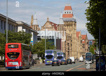 Sonnigen Tag große Wahrzeichen gotische äußere Gebäudeteil des Manchester University Campus, Whitworth Halle im Hauptkorridor A34 Oxford Road bus Stockfoto