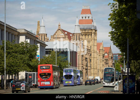 Sonnigen Tag große Wahrzeichen gotische äußere Gebäudeteil des Manchester University Campus, Whitworth Halle im Hauptkorridor A34 Oxford Road bus Stockfoto