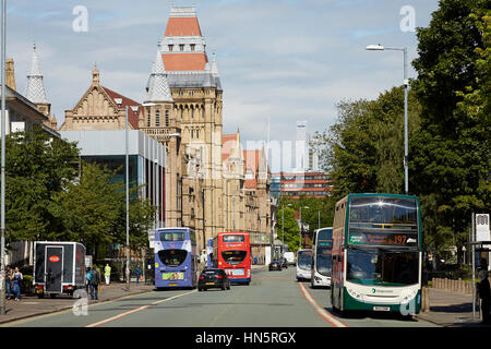 Sonnigen Tag große Wahrzeichen gotische äußere Gebäudeteil des Manchester University Campus, Whitworth Halle im Hauptkorridor A34 Oxford Road bus Stockfoto