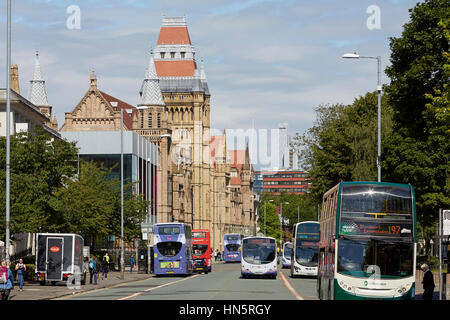 Sonnigen Tag große Wahrzeichen gotische äußere Gebäudeteil des Manchester University Campus, Whitworth Halle im Hauptkorridor A34 Oxford Road bus Stockfoto