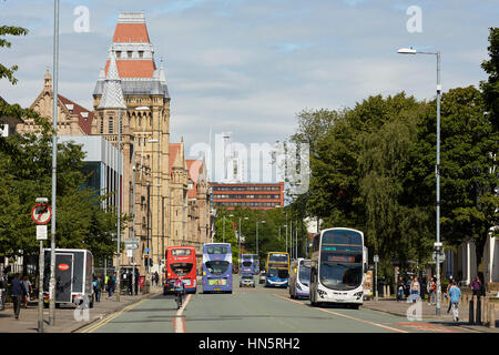 Sonnigen Tag große Wahrzeichen gotische äußere Gebäudeteil des Manchester University Campus, Whitworth Halle im Hauptkorridor A34 Oxford Road bus Stockfoto