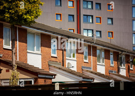 Einen alten Wohnblock erhält eine Verjüngungskur Facelift und umgeben von original 70er Jahre Sozialsiedlung Häusern in Ancoats Gehäuse Regeneration Fläche in Eas Stockfoto